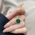 Collier vintage doré avec pendentif en zircon vert et entourage de cristaux - 0636-Or Rond Vert Foncé
