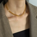 Elegante collana a maglia dorata con trama metallica intrecciata su una modella - Collana Solo (XL43 Oro 40+5cm) / Oro