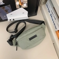 Borsa a tracolla verde salvia in nylon minimalista con cinturino nero regolabile - verde scuro