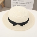 Vue détaillée d'un chapeau de paille crème à bord plat avec un ruban noir élégant - Taille unique / Blanc