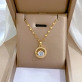 Collana pianeta in titanio con cristalli in scatola beige su sfondo di seta bianca - Stile Forma di Pianeta Micro-Intarsiato (XL2606-426)