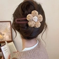 Pince à cheveux fleur tricotée à la main avec peluche marron douce pour femmes - Épingle à Cheveux Fleur Tissée / Café au Lait