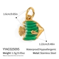 Vue détaillée d'un pendentif poisson doré de 1,6cm en acier inoxydable et émail vert - Style de Poisson (YYAC025095)