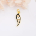 Vergoldeter Evil Eye Anhänger mit schwarzem Emaille-Inlay auf weißem Hintergrund - Evil Eye Emaille Anhänger / Gold/Schwarz