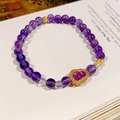 Dettaglio del bracciale di perle di cristallo viola con pendente a cuore dorato - Ciondolo a Forma di Moneta / Ametista Viola (Squisita Confezione Regalo)