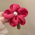 Pinza per capelli a fiore in raso rosa con perla bianca e fermaglio in resina marrone - Stile Perla Raso Rosso