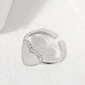 Anillo ajustable de acero inoxidable plateado con forma de corazón y borde perlado - Color Acero