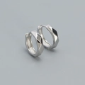 Pendientes minimalistas de plata S925 con superficies geométricas irregulares talladas - Plateado