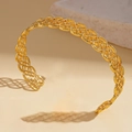 Goudkleurige open armband met verfijnd opengewerkt bloemmotief en kraaltjesrand - Hol Klavertje Vier Ontwerp / Goud