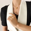 Minimalistische Y-Halskette mit Kugelanhänger und goldene Ringe im eleganten Vintage-Stil - Gold