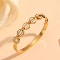 Dettaglio del bracciale placcato oro con cinque intarsi di conchiglia bianca su sfondo - Stile Doppia D in Conchiglia Bianca Oro (H418)