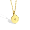 Collier médaille dorée minimaliste avec gravure étoile et zircone sur fond blanc - Doré