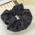 Donkergrijze scrunchie met strikprint in glanzende stof voor elegante kapsels - #1 Zwarte Haarelastiek Met Strik