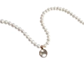Collana di perle barocche con pendente trasparente bordato d'oro su sfondo bianco - Aprile Zirconia Bianca
