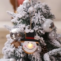 Pendaglio pupazzo di neve in legno con luce LED appeso a un albero di Natale decorato - Pupazzo di neve