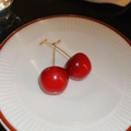 Süße rote Kirschohrstecker aus Harz mit goldenen Stielen auf einem Keramikteller - Roter Kirsch-Stil (S925 Silbernadel)