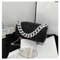 Dettaglio della borsa a cilindro nera con strass e manico a catena d'argento spessa - Nero con catena tonda