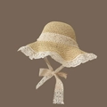 Detailansicht von beigem Strohhut mit weißem Spitzenbesatz und dekorativem Spitzenband - L (58-60cm) / Breite Krempe Spitze Beige