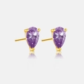 Makroansicht der birnenförmigen lila Zirkonohrringe mit vergoldeter Drei-Klauen-Fassung - 925er Silber / 18K Gold mit violettem Zirkonia