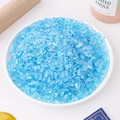 Ghiaia di cristallo blu vibrante in ciotola bianca per decorazione e meditazione - Ghiaia Di Cristallo Blu Colorata 3-5mm / 100 g