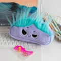 Detailopname van een paarse pluche etui met een grappig gezicht en pluizige haren - Verveling Uitdrukking met Groenblauw Haar / Paarse Minachting