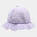 Vista dettagliata di un cappello da pescatore a quadretti viola con tesa ondulata. - Viola