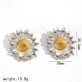18k vergulde zonnebloem oorbellen van roestvrij staal met zilveren bloembladen op wit decor - Gouden en Zilveren Zonnebloem Oorbellen (TE60548-M)