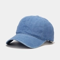 Gros plan détaillé montrant la texture et les coutures de la casquette en coton bleu lavé - Réglable / Bleu clair
