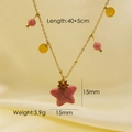 Collana con stella dorata e pietre rosa su elegante sfondo in seta increspata - Rodonite
