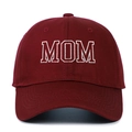 Détail de la broderie MOM sur la casquette de baseball vintage en coton bordeaux - Rouge Vin MOM