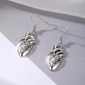Gotische anatomische Herz-Ohrhänger in Vintage-Silber-Optik für Halloween-Schmuck - Silberne Herzohrringe