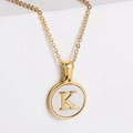 Collar de acero inoxidable chapado en oro 18k con colgante redondo de la letra K - Letra K