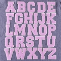 Rosa Chenille-Stickbuchstaben-Set mit weißem Rand für DIY-Bekleidungsdekorationen - 26 Buchstaben Set / Weiße Basis Lila Linie