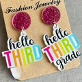 Glitzernde rosa Pailletten und Acryl 'Hello Third Grade' Ohrringe für Lehrer - 3. Klasse (Hello Third Grade)