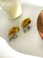 Vista detallada de pendientes de doble gota bicolor oro y plata con acabado de espejo - Contraste Oro y Plata