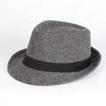 Détail de la texture en laine grise et du ruban noir sur ce chapeau de style trilby - Réglable / Gris