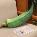 Realistisches Plüschkissen in Okra-Form mit grünem Digitaldruck auf einem Sofa - 70cm / Okra