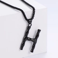 Dettaglio del ciondolo nero lettera H 3D con trama effetto bambù su catena a maglia - Lettera H (Nero Con Catena)
