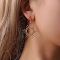 Boucles d'oreilles soleil dorées rétro de style bohème portées par un modèle - Style Crochet Bohème Soleil Doré (10073)