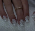 Dettaglio di unghie finte quadrate French con marmo bianco e bordi glitterati oro - Sabbie Mobili Grigie Bordo Dorato (CW452) / Colla Gel Gialla + Lima Per Unghie