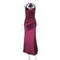 Details des weinroten Satinkleids mit elegantem Neckholder-V-Ausschnitt und Taillenfalten - XS / Burgunderrot