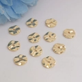 Set de 10 cuentas espaciadoras onduladas irregulares bañadas en oro 14K en tela - 4mm / Oro de 14k Color Preservado