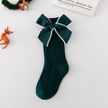 Detalle de calcetín navideño de punto acanalado verde bosque con lazo grande y ribete blanco - XS (0-1 Años) / Verde Oscuro