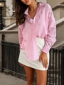 Dettaglio di una camicia a maniche lunghe a righe verticali rosa e bianche in tessuto materico - S / Rosa
