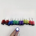 Detailopname van kleurrijke mini LED zaklamp sleutelhangers in 12-delige set met behuizing - Korte Stijl