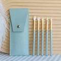 Dettaglio di 5 pennelli occhi blu pastello con ghiera dorata e astuccio elegante - 5 Pezzi + Borsa / Blu Macaron