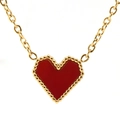 Nahaufnahme der goldenen Kette mit rotem Emaille-Herzanhänger und Perlenverzierung - Gold