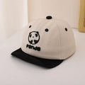Dettaglio del cappellino da neonato in tela di cotone beige con ricamo di panda - Crema e nero