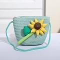 Detail der mintgrünen Stroh-Umhängetasche mit Sonnenblume und Metallreißverschluss - Grün mit Sonnenblume