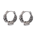 Dettaglio macro di orecchini d'argento vintage con intricati motivi tribali incisi - ES615 (1 Paio)